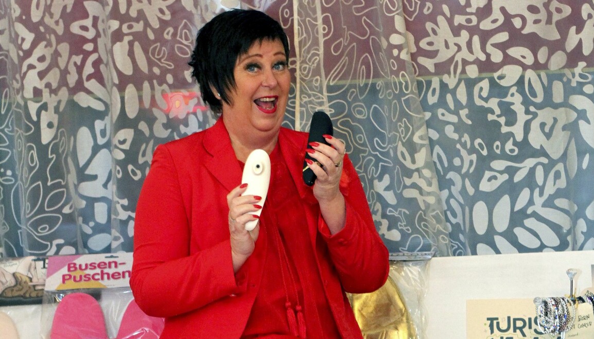 I sitt jobb i en butik för vuxenleksaker vill Louise inspirera sina kunder till ett mer lustfyllt liv. Louise Tanten Johqvist med vuxenleksaker i butiken där hon jobbar.