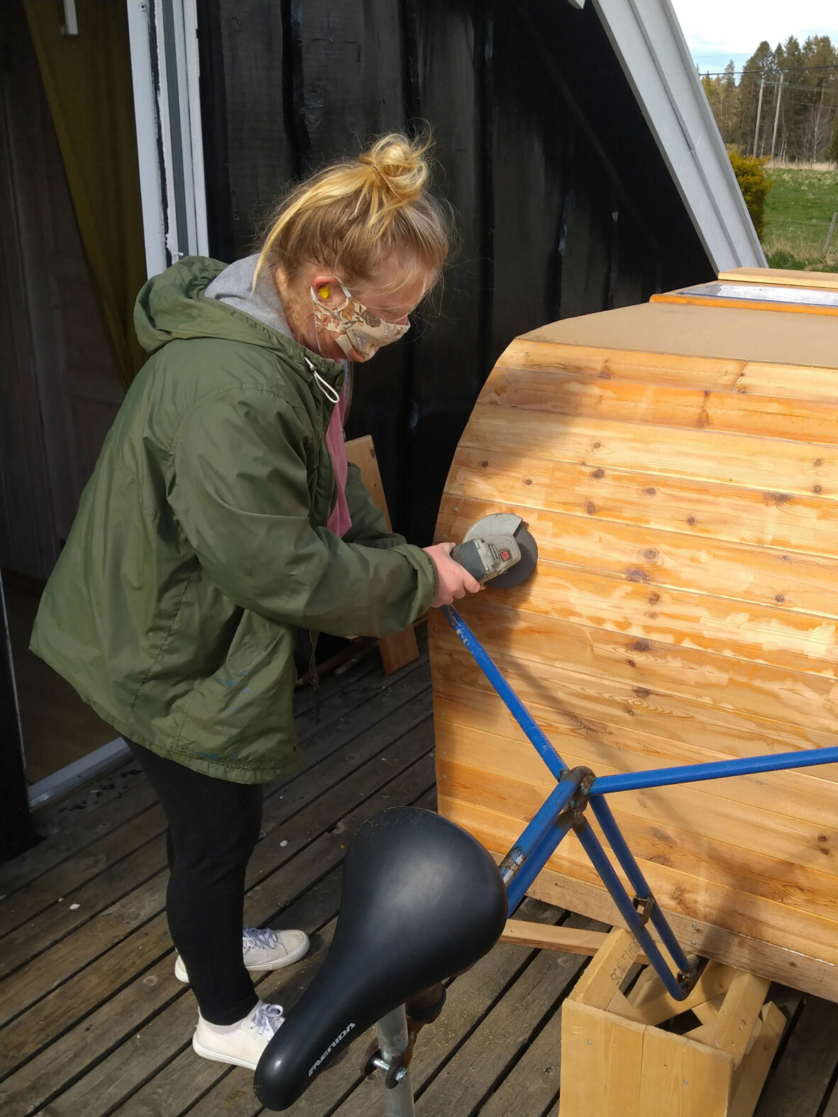 Louise slipar utsidan på cykelhusvagnen. Foto: Privat Louise Tellmo bygger cykelhusvagn.