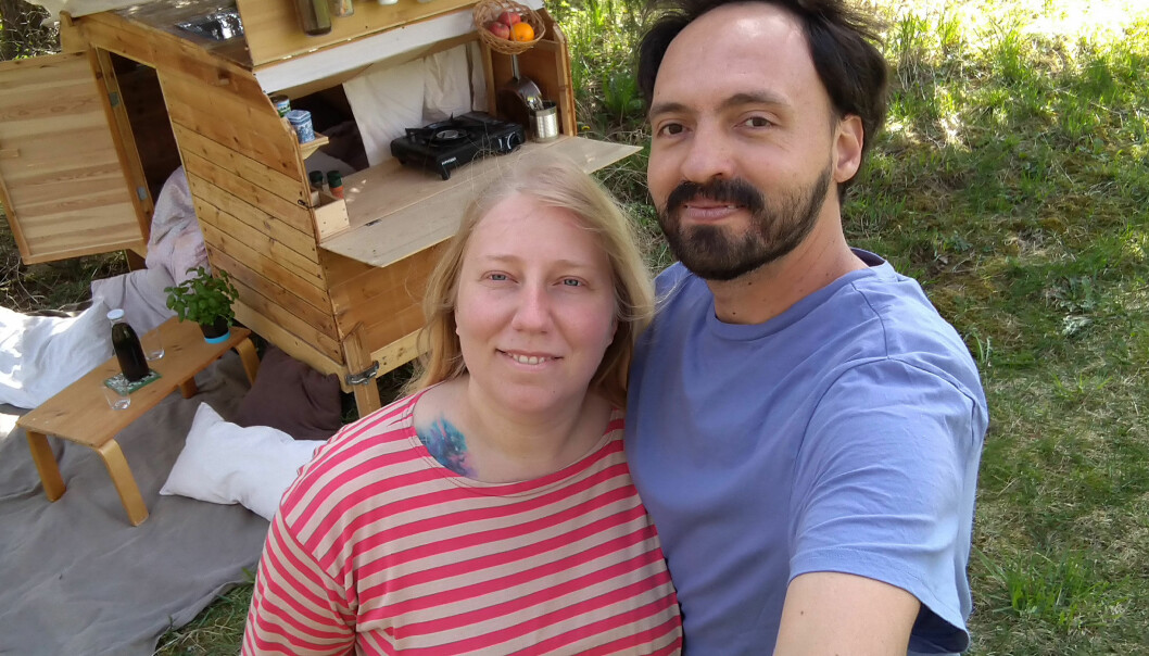 Louise Tellmo och Mario Andrade framför sin hemmabyggda cykelhusvagn.