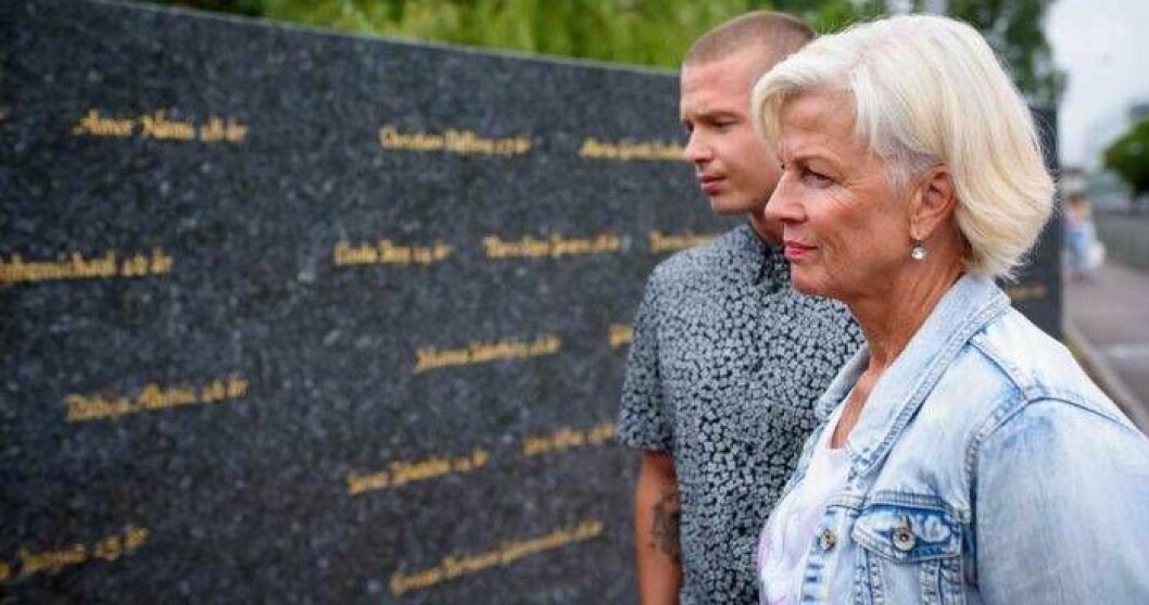 Ludvig och Eva framför minnesmonumentet på Backaplan i Göteborg.