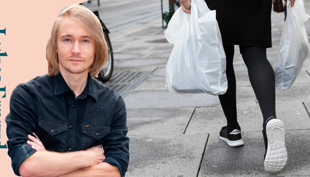 Till vänster, krönikören Lukas Ernryd, till höger, en person som bär på plastkassar.