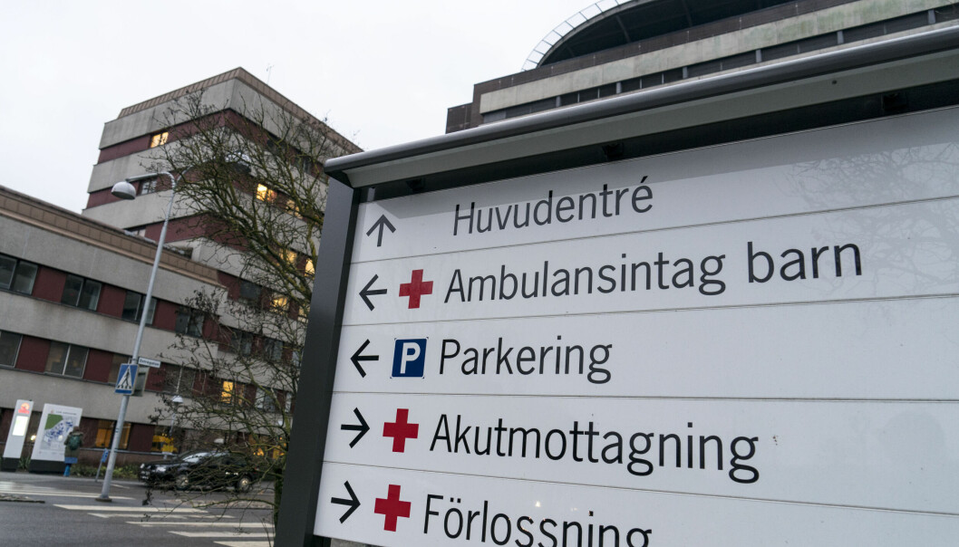 Skylt vid infarten till Skånes universitetssjukhus i Lund som visar vägen till olika avdelningar.