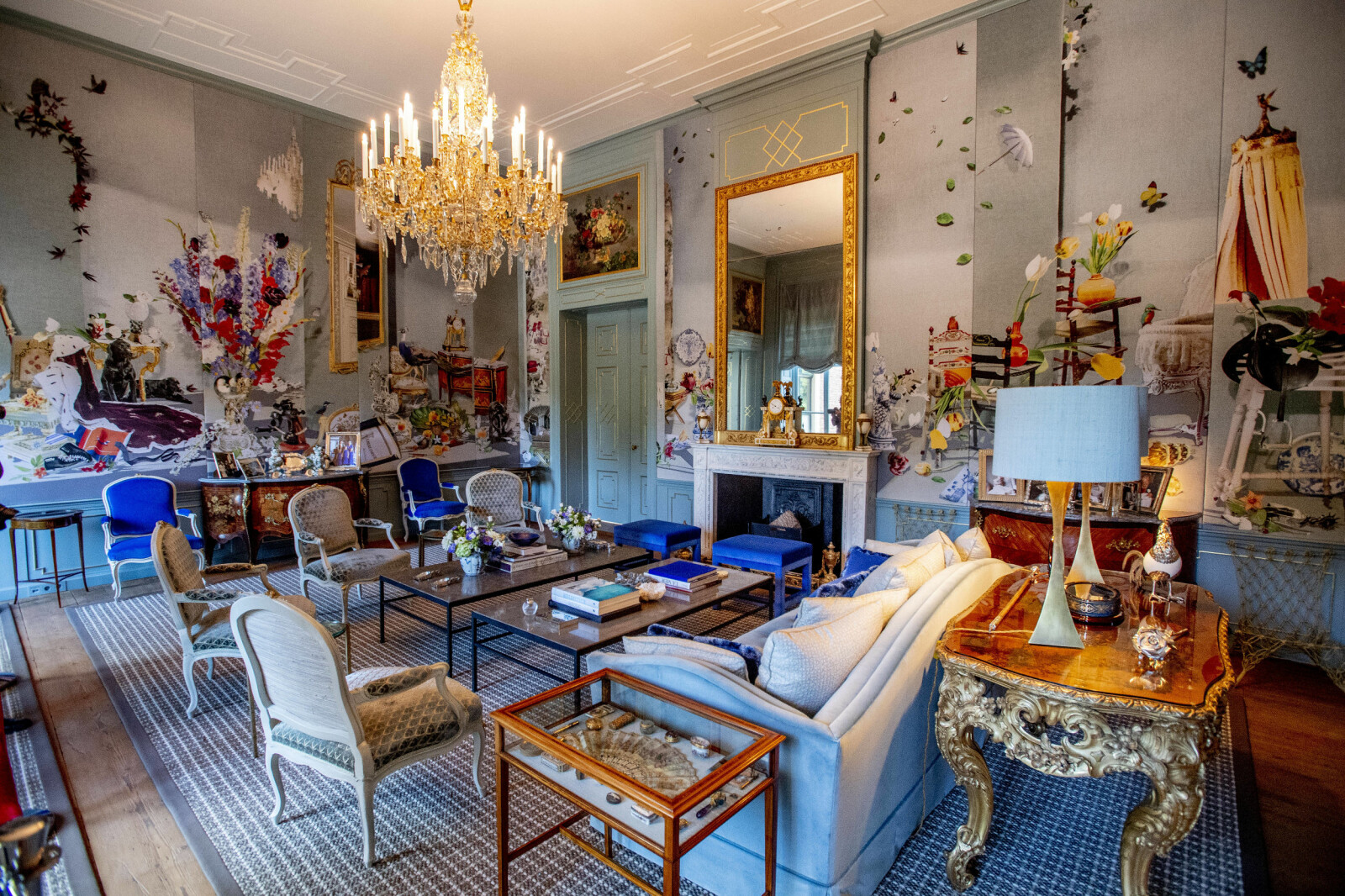 Hemma hos Máxima och Willem Alexander i Huis ten Bosh Palace gäller extra allt – färg, guld, blommor och formstarkt! Máximas och Willem Alexanders vardagsrum