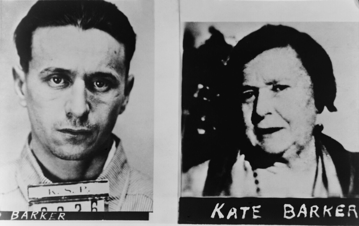 Yngste sonen Fred hade skjutit ihjäl en sheriff vid ett rån. Han och hans mamma dog vid en eldstrid med FBI. Fred Barker och Ma Barker sköts ihjäl av FBI
