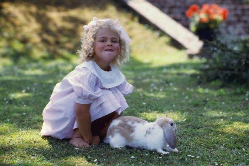 Madeleine och kaninen Snuffy busar. Foto: Charles Hammarsten Prinsessan Leonore som barn tillsammans med sin kanin