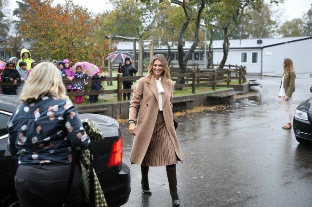 Prinsessan Madeleine i Göteborg hösten 2019. Kappan kommer från H&M. Madeleine i höstkappa från H&M 2019.