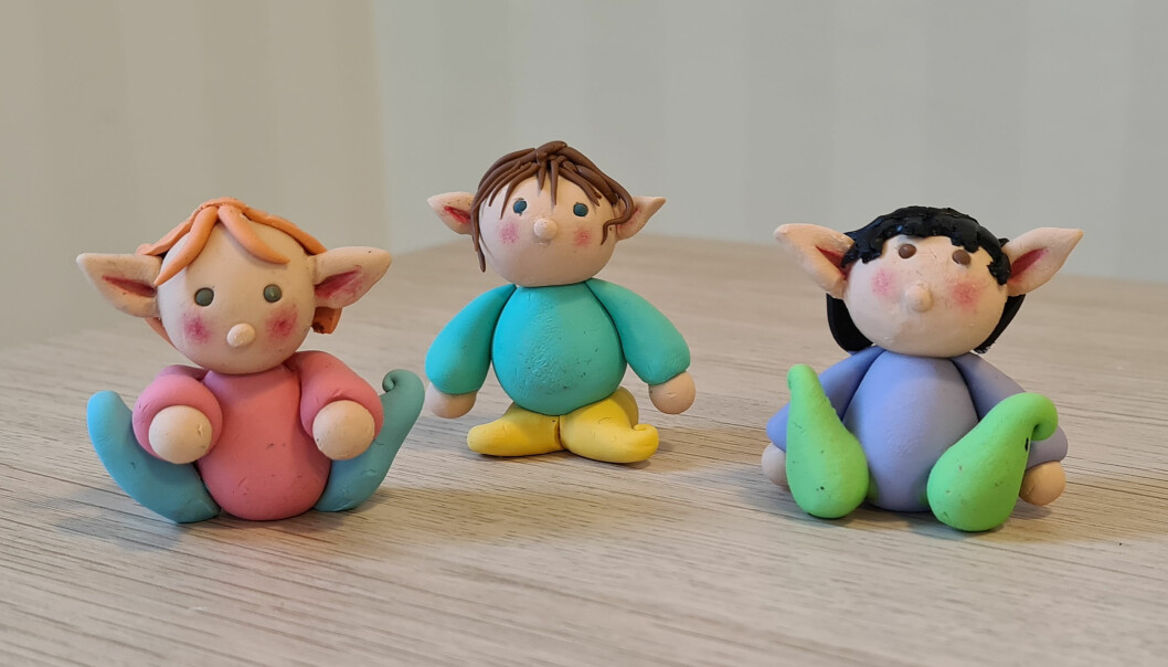 De här tre kompisarna är vättingar från Vettinge. De är ”någonting mellan vettar och troll”, säger Madeleine. Miniatyrfigurer gjorda i fimolera av Madeleine Mac Donald i Sundsvall.