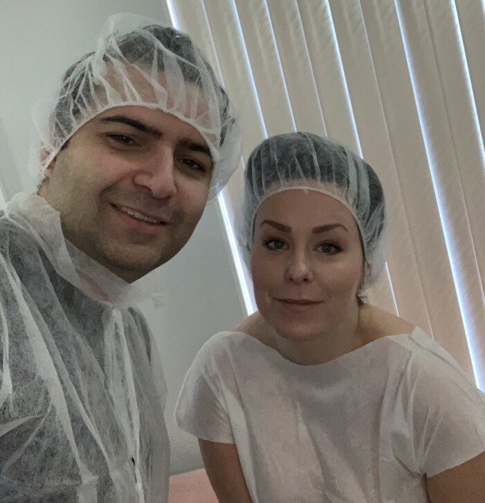 Sina och Madeleine på plats på kliniken i Ryssland, där de till sist fick hjälp med att få ett barn. Sina och Madeleine har kämpat för att få barn i tio år. Här syns de på en fertilitetsklinik i Ryssland för att få hjälp med IVF.