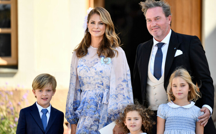 Prinsessan Madeleine, prins Nicolas, prinsessan Adrienne, Christopher O'Neill och prinsessan Leonore efter prins Julians dop i Drottningholms slottskyrka 2021. Prinsessan Madeleine, prins Nicolas, prinsessan Adrienne, Christopher O'Neill och prinsessan Leonore