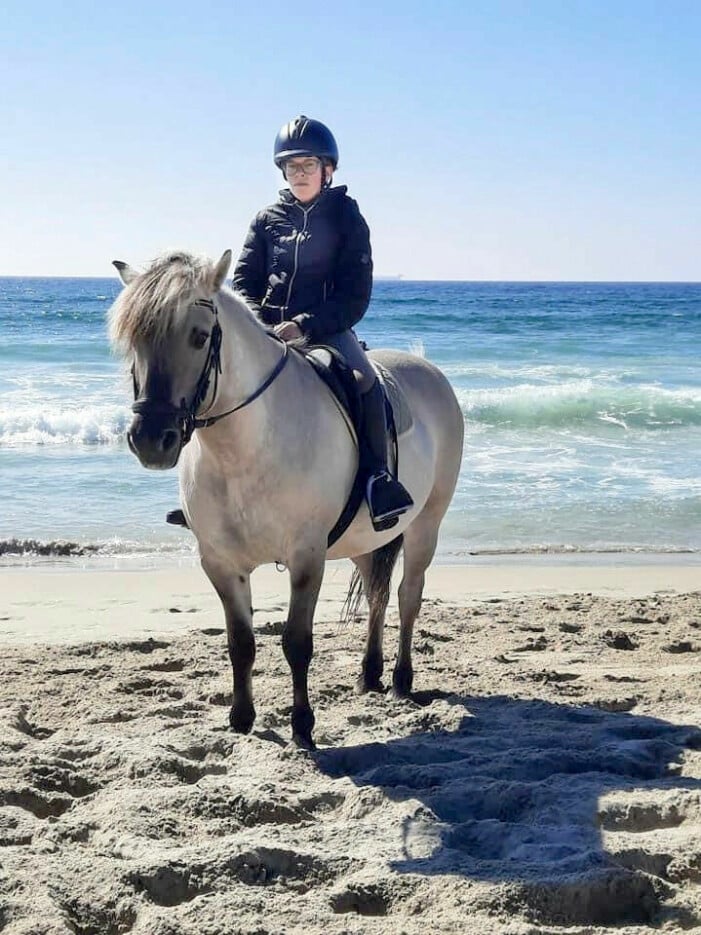 I cavalli significano molto per Madeleine. Sogna di lavorare come batteria in futuro. Madelen a cavallo