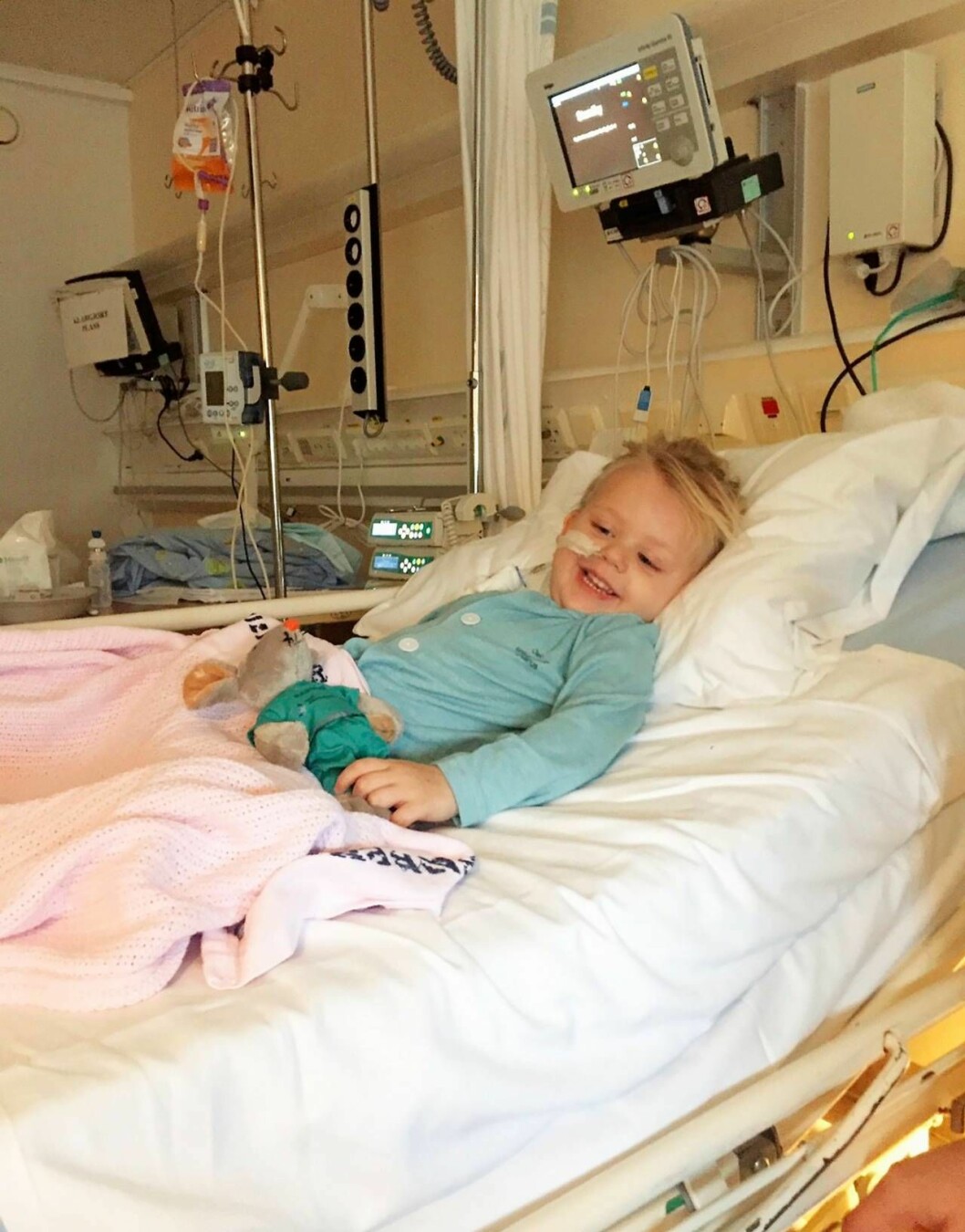 Föräldrarna är djupt tacksamma för att de fick behålla sin dotter. Foto: Privat Madelene ligger i sjukhussäng.