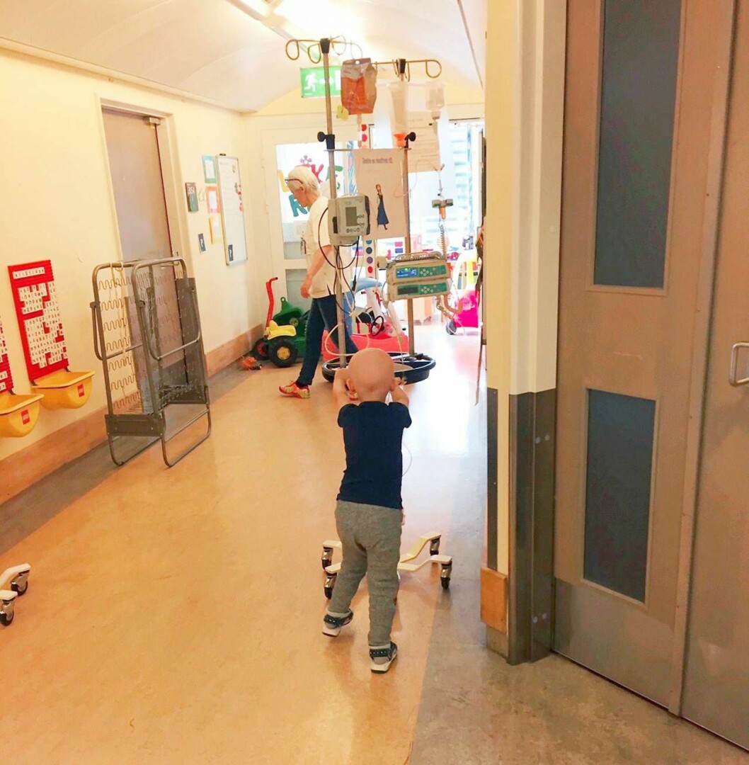 Även när den lilla flickan var mycket svårt sjuk höll hon humöret uppe. Foto: Privat Madelene busar i sjukhuskorridoren trots att hon mår dåligt.