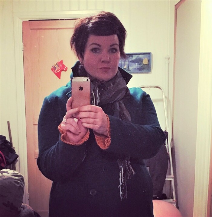 Madelene Lövstrand som i årtionden sökt vård för sin endometrios, tar en selfie i spegeln.