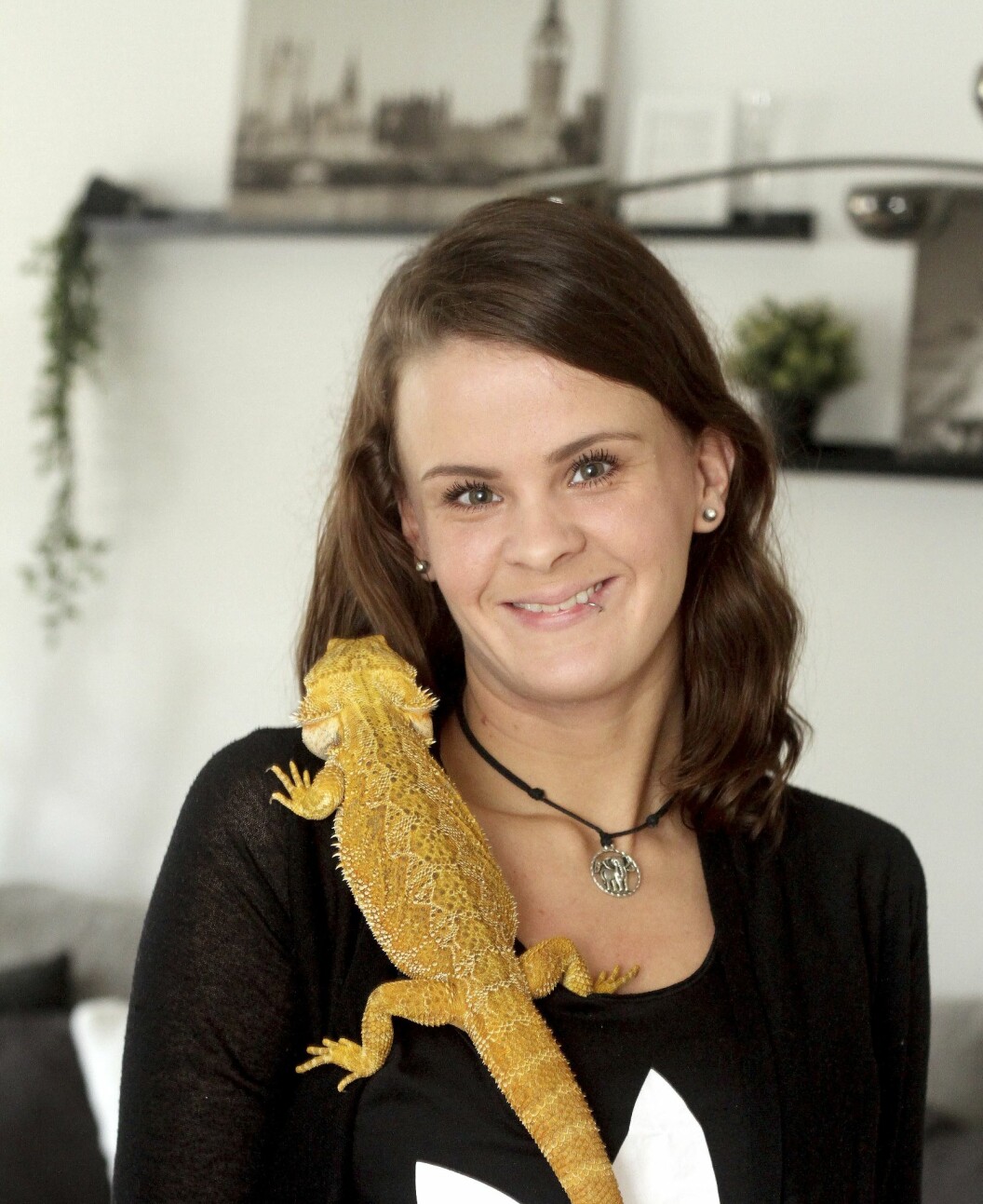 Madelen med ett av sina husdjur, som betyder mycket för henne.
