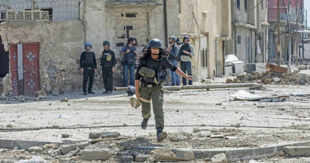 Magda flyr undan IS-prickskyttar i Mosul, Irak, 2017.