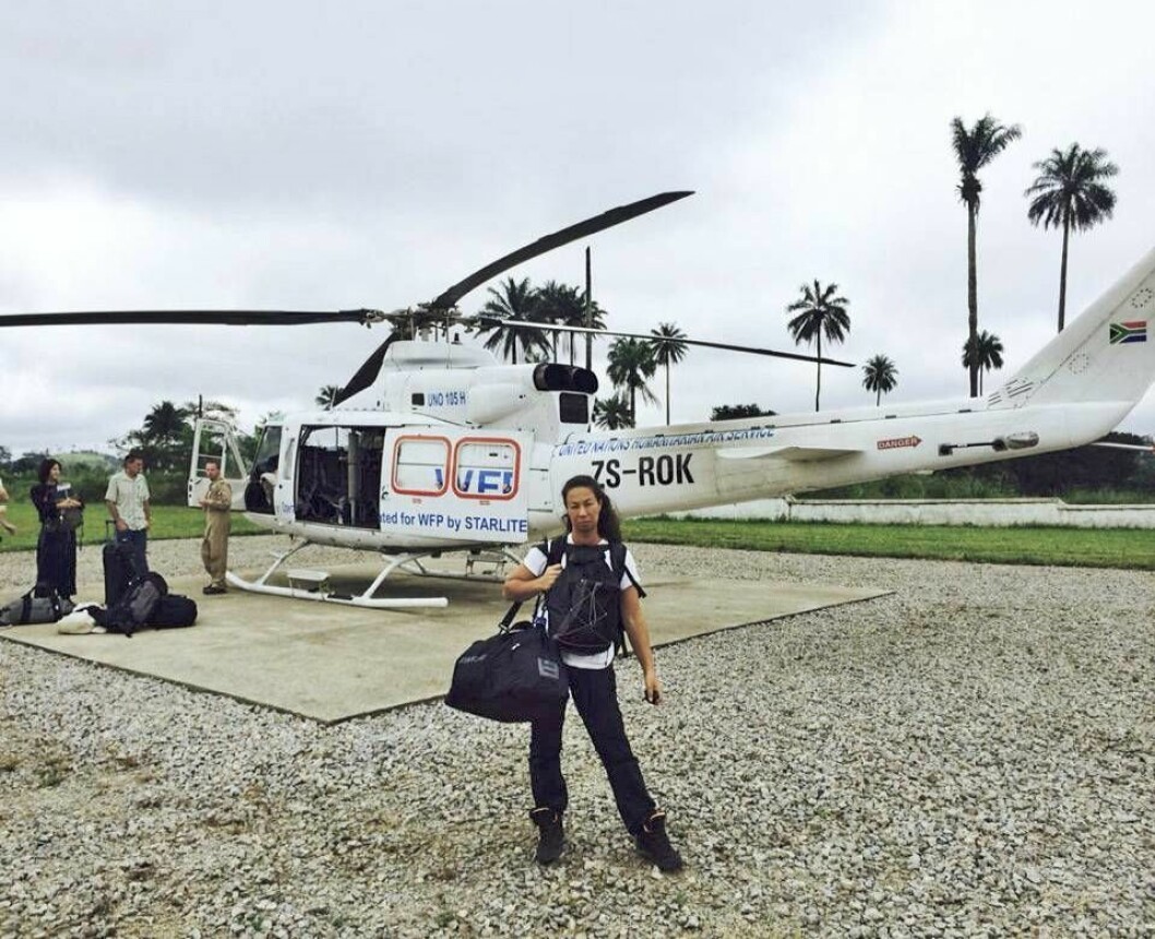 Magda Gad på plats i eboladrabbade Liberia. Magda Gad framför en helikopter i eboladrabbade Liberia