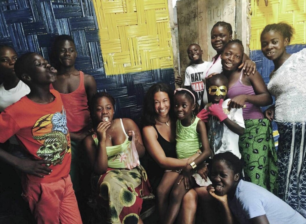 Det blågula huset i Liberia, som byggts tack vare en insamling, kallas för The Swedish Embassy. Magda Gad tillsammans med Liberia-dottern Gloria och hennes kompisar i huset som kallas The Swedish Embassy i Liberia.