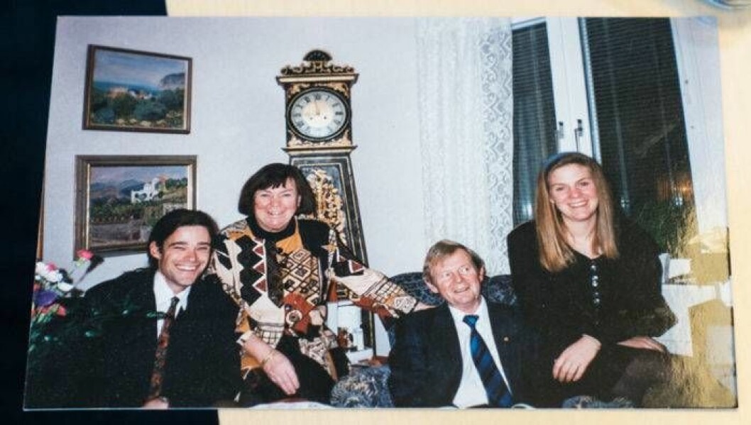 Från vänster syns Richard Friberg, mamma Birgitta Andersson, pappa Göran Andersson och så Magdalena Andersson. Bild: Privat Magdalena Andersson tillsammans med mamma Birgitta, pappa Göran och Richard Friberg
