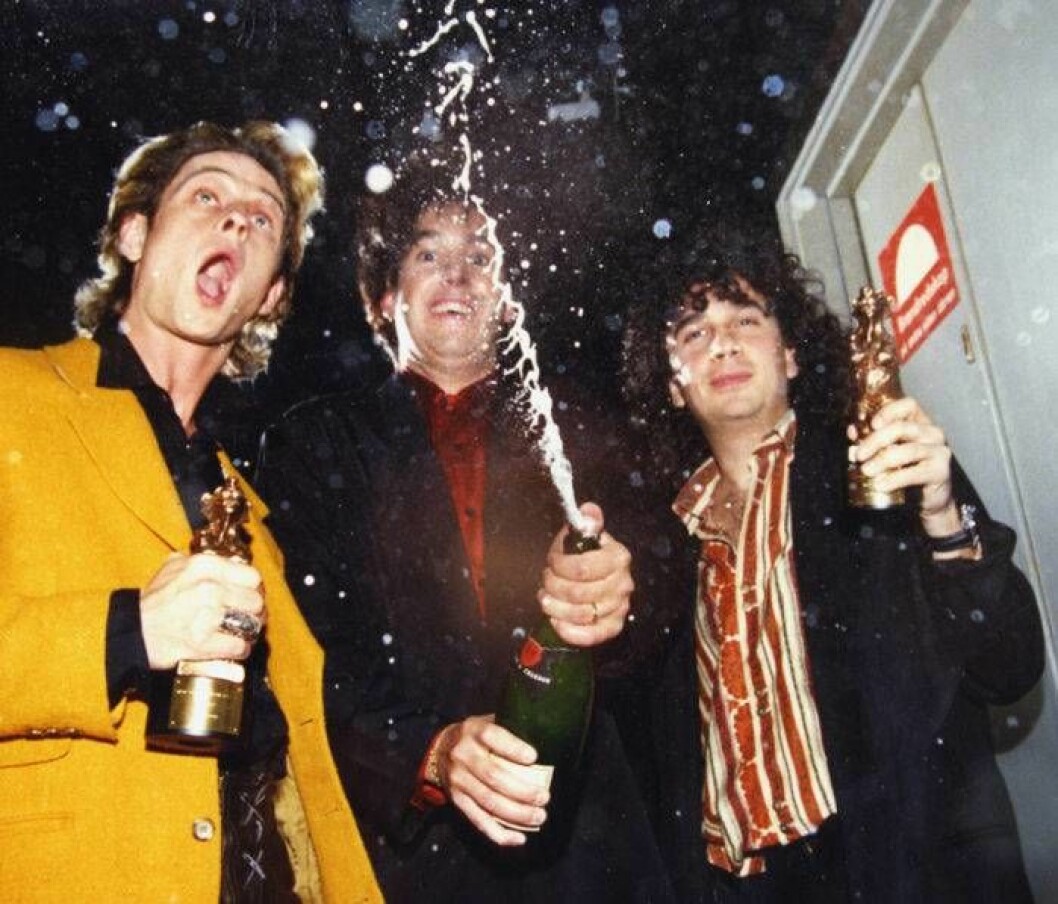 Magnus Uggla har fått gott om bekräftelse på sin talang genom åren. Åtminstone från publik och skivköpare. Här firar han Rockbjörnen 1990 med Thomas ”Orup” Eriksson och Per Gessle. Bild:IBL Orup, Gessle och Uggla. Rockbjörnen 1990