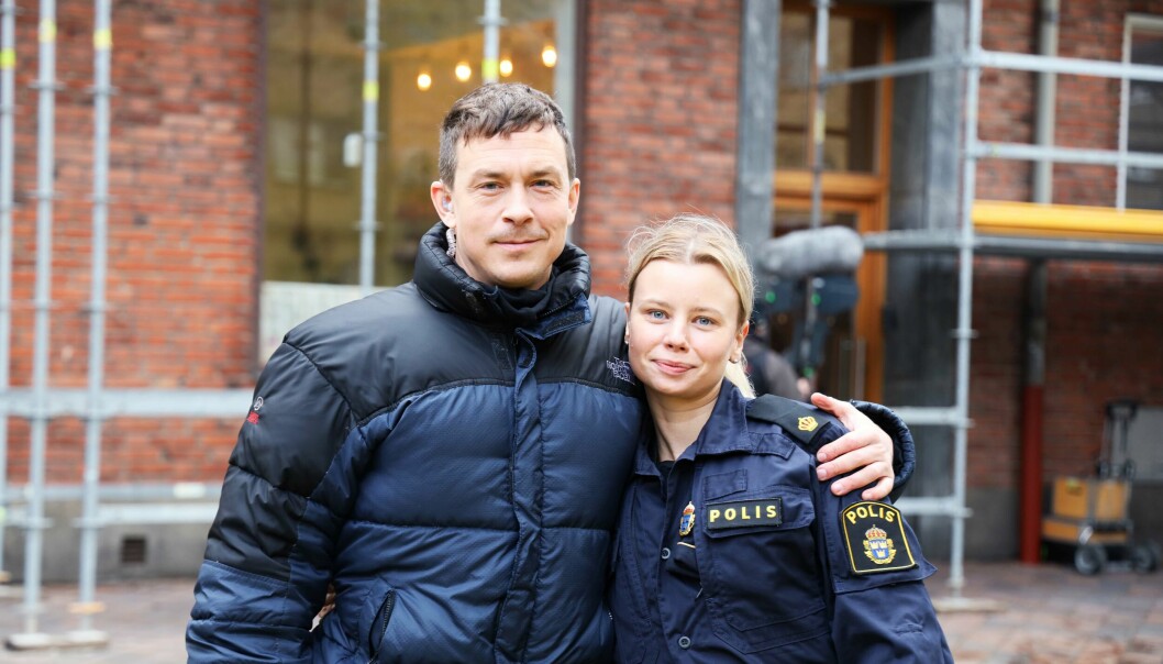Fiktiva paret Magnus (Oscar Töringe) och Sara (Amanda Jansson) filmar i Malmö inför andra säsongen av Tunna blå linjen Oscar Töringe och Amanda Jansson är Magnus och Sara i Tunna blå linjen.