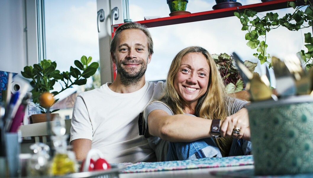 ”Min man Fredrik har varit fantastisk. Han har fått ta, och tar, mycket ansvar i hemmet för att jag inte har kunnat”, säger Magriffe. Foto: Veronica Kindblad Magriffe och maken Fredrik ser lyckliga ut tillsammans.