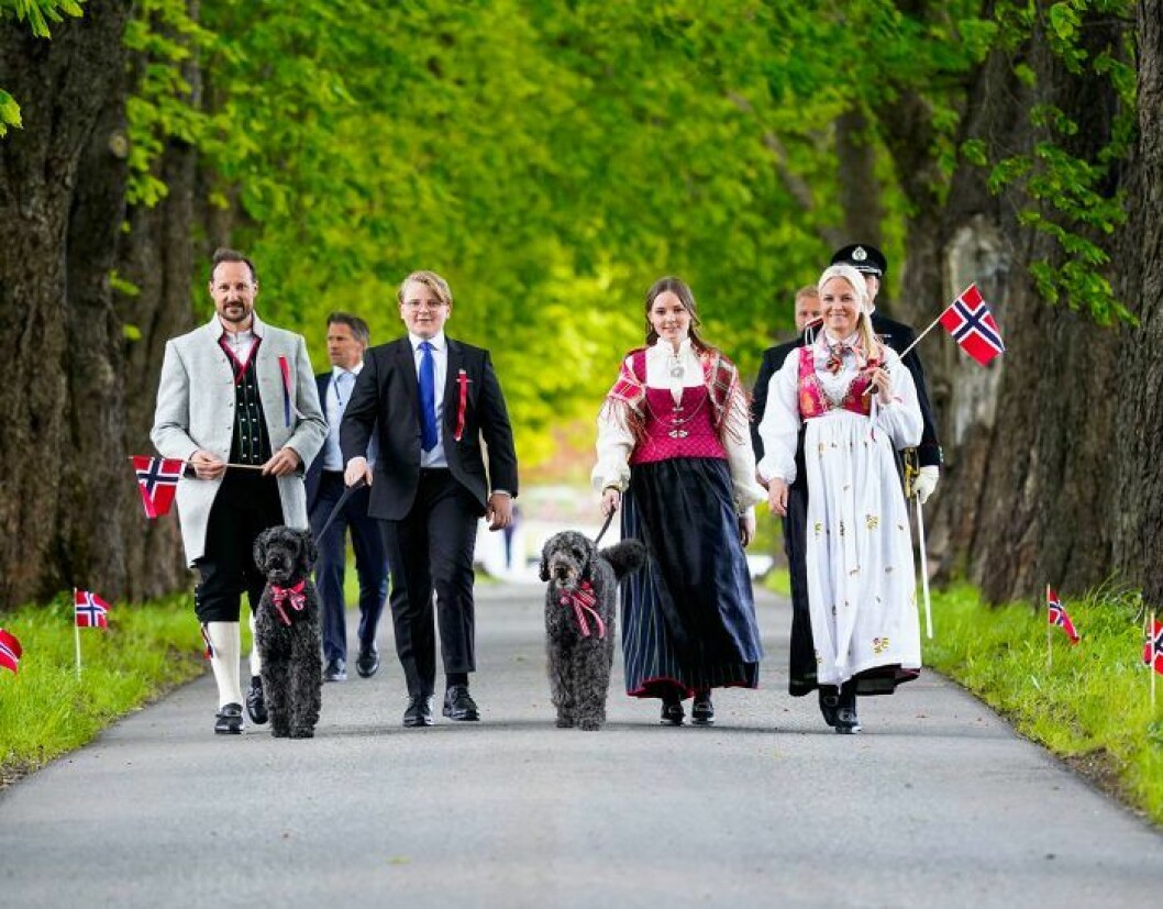 Kronprinsfamiljen utanför Skaugum för att fira 17 maj. mette-marit haakon 17 maj