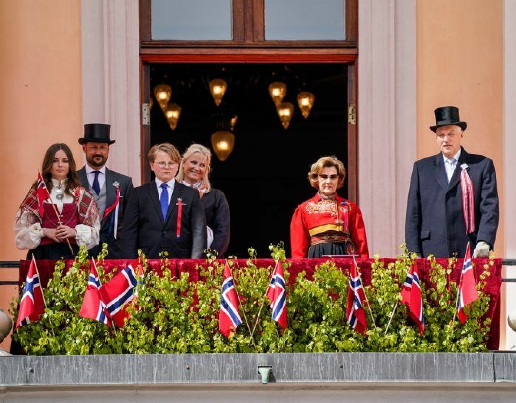 Kungligheterna återförenade på slottsbalkongen! mette-marit 17 maj