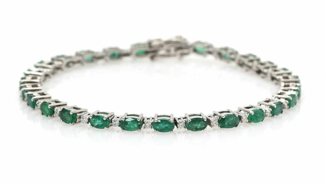 Armbandet av 14 k vitguld, prytt med ovalslipade smaragder på 6,26 ct och ett antal briljantsl ipade diamanter på totalt 0,58 ct slog an vid Bruun Rasmussens Jewellery and Fashion i november 2021 och klubbades för 18 500 danska kronor (18 000 – 20 000). Armband av 14 k vitguld, prytt med ovalslipade smaragder.