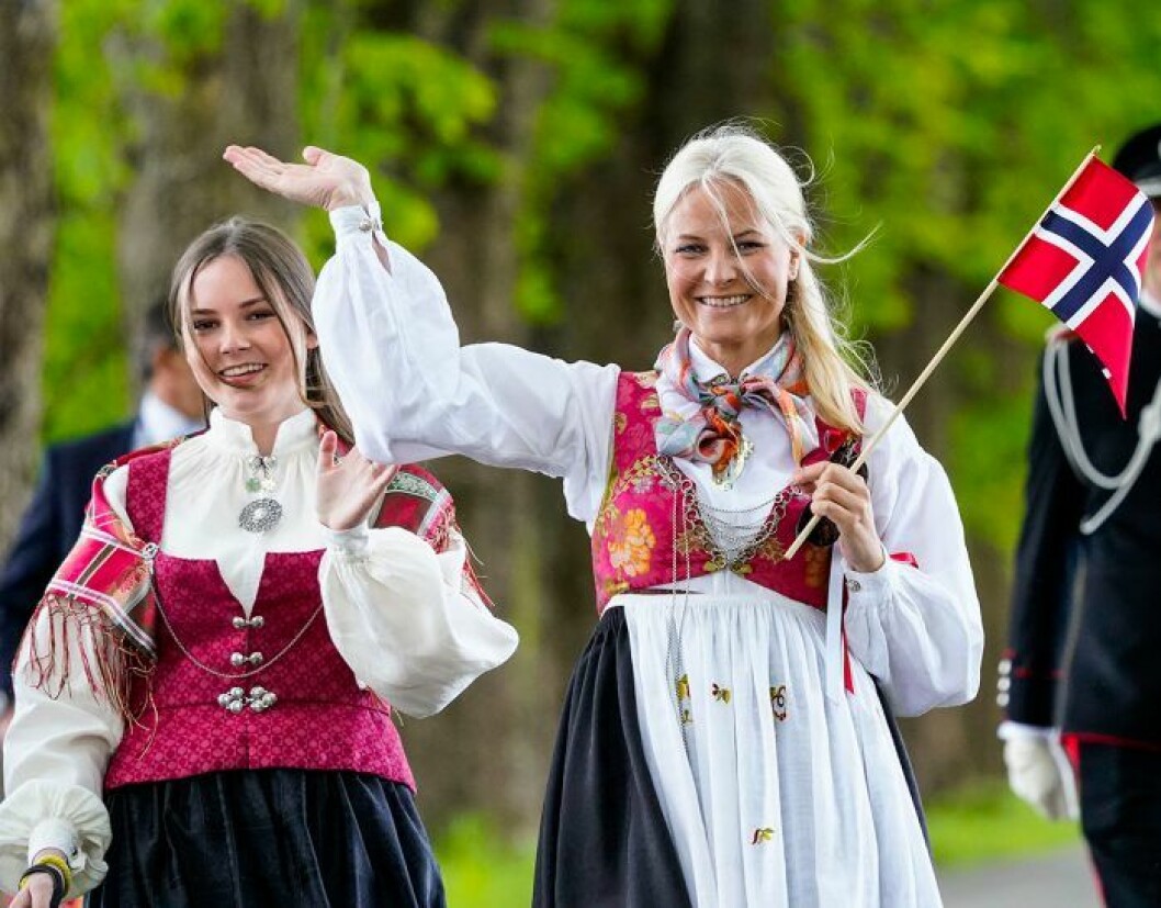 Mette-Marit överraskade alla och dök upp i nationaldräkt! Här med dottern Ingrid Alexandra. haakon mette-marit