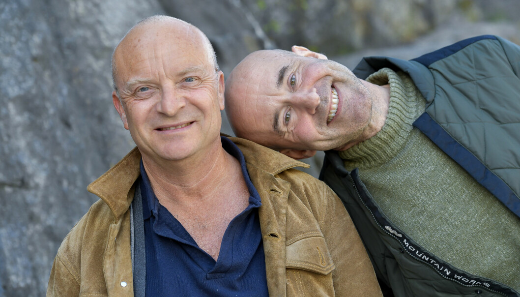 Makarna Jonas Gardell och Mark Levengood står bredvid varandra och Mark lutar huvudet mot Jonas Axel.