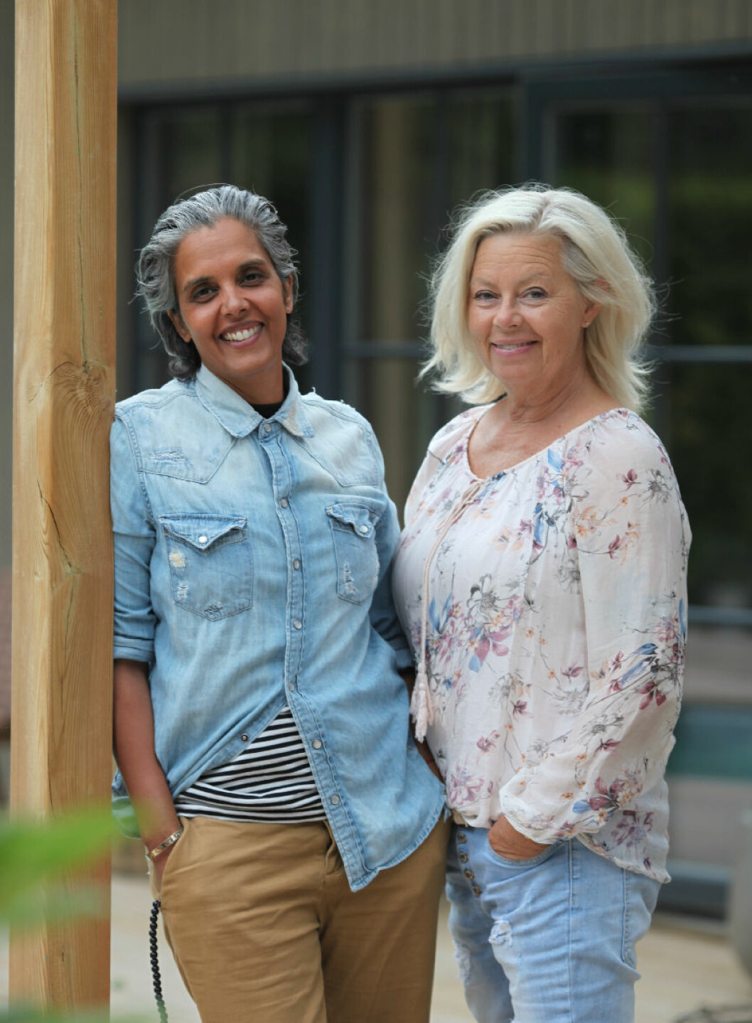 En dröm har blivit verklighet. – Just ni vill vi njuta här och färdigställa huset, säger Carina och Sofia, som slagit sig ner i skånska Höllviken. Sofia och Carina står intill varandra på pooldäcket och ler glatt.