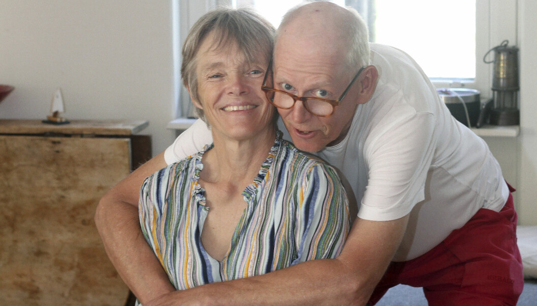 Maken Arne kramar om Gunilla och Gunilla ler.