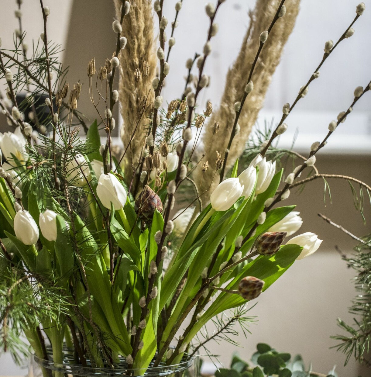 Mäktigt pampasgräs och vackra vita tulpaner ger en magisk höstbukett. Mäktigt pampasgräs och vackra vita tulpaner ger en magisk höstbukett.