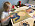 Viggo målar vid köksbordet en bild på sig själv när han var liten.