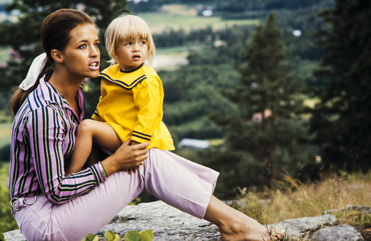 Barbro med Malin i Järvsö 1968. Malin Berghagen, 2 år, i mamma Lill-Babs knä i naturen.