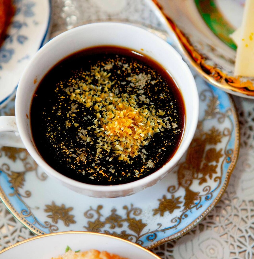 Kaffe med guldkant i form av ätbart glitter! Ätbart guld i kaffe