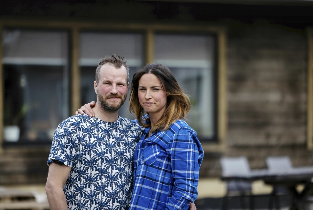 André Lidman och Malin Israelsson, som båda mist varsitt barn, blev ett par. Här står de vid sitt nybyggda hus.