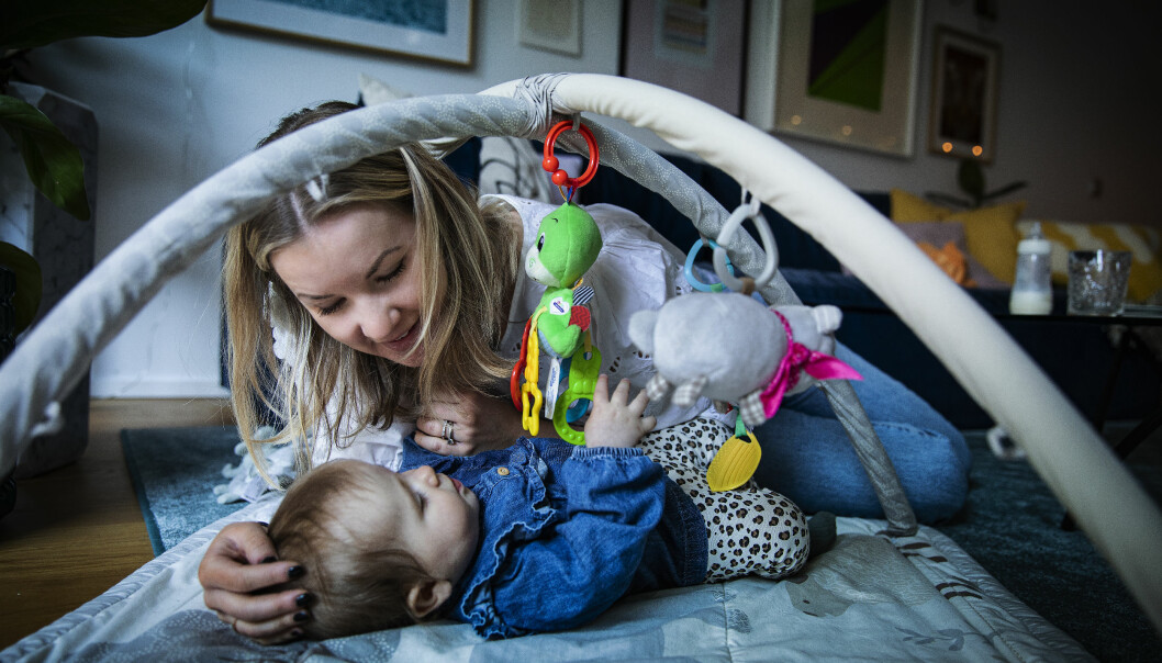 Malin Lundberg Emilsson med dottern Maj, ett halvår gammal.