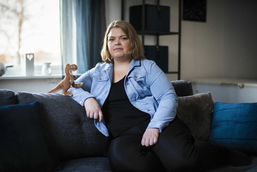 Saknaden är enorm, men Malin Magnussen är tacksam över att hon fått uppleva det som hon och Erik hade. Numera sover hon med hans mjukisdinosaurie. Malin Magnussen sitter hemma i soffan med sin mördade sambos lilla mjukisdinosaurie intill sig.