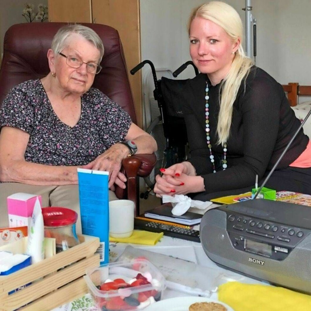 Digitant-författaren Malin Perlheden med sin mormor (och mormoderns kära radio). Malin Perlheden och mormorn.
