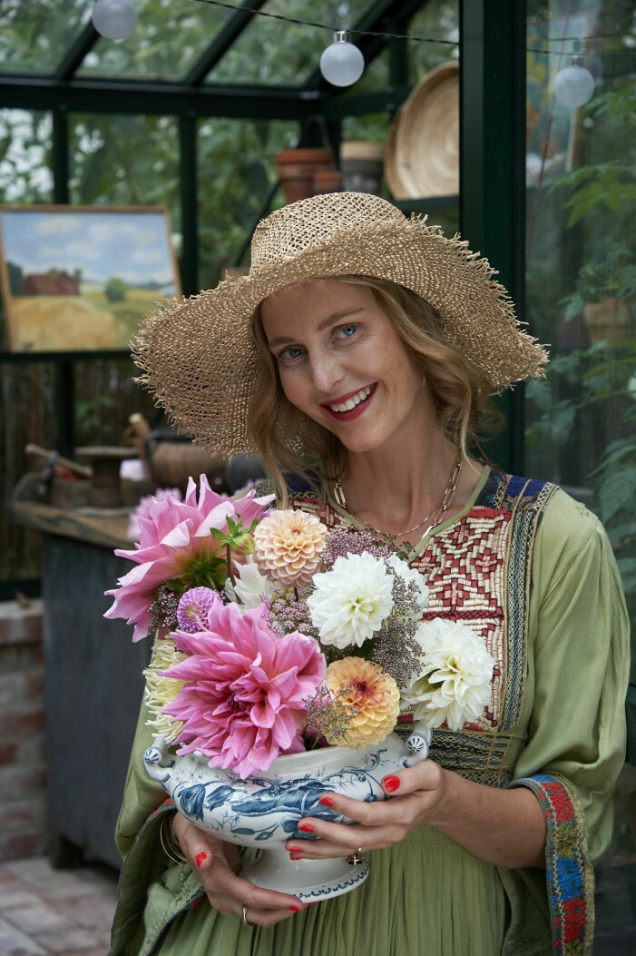 Malin gör sin blomsterdekoration enligt det japanska sättet att arrangera blommor. Ikebana betyder ”att ge en snittblomma liv”. Till uppsättningen använder hon en gammal soppterrin som hon hittat på loppis.Dahlior ’Ottos Thrill’, ’Klondike’, ’Wine Eyed Jill’, ’White Isa’ och den lila pompondahlian ’Franz Kafka’. Blomstermorot används som utfyllnad. Istället för stickmassa använder hon en blomsterfakir som hon tycker är mer miljövänlig. Blomsterdekoration på japanskt vis.