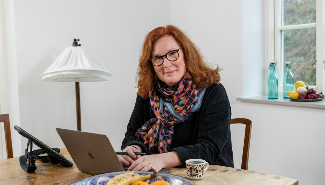 ”Jag behöver fördjupa mig i hur man ska koreografera nakna simulerade sexscener, men det är verkligen givande”, säger Malin. Malin sitter framför sin dator och har på sig mörk glasögon.