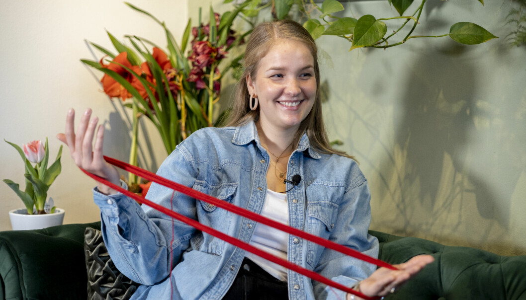 Malin Söderberg nystar garn hemma i sin farbror Rickard Söderbergs lägenhet.