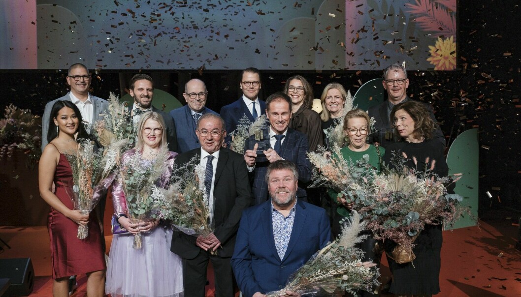 Malin Wernersson har precis fått hederspris på Samhalls Visa vägen-gala och står på scenen tillsammans med bland andra Prins Daniel och Emma Örtlund från Glada Hudikteatern. Malin Wernersson står på scenen vid Visa Vägen-galen och har en stor bukett i famnen och bredvid hennes står andra pristagare, prisutdelare samt prins Daniel.
