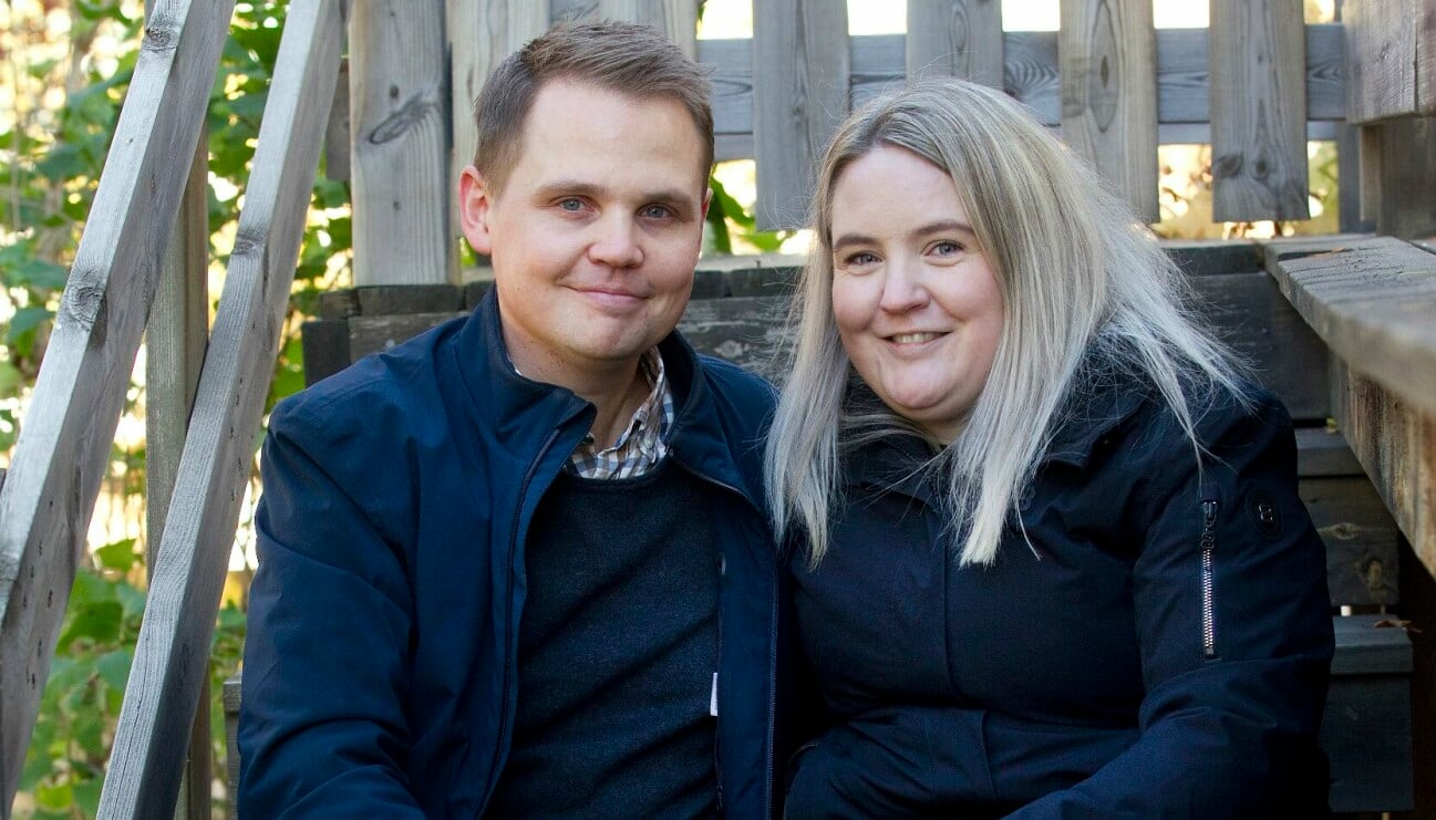 Malin Törnblom och Martin Öhlin som båda hade cancer i tonåren, de möttes på ett läger som Barncancerfonden arrangerade.