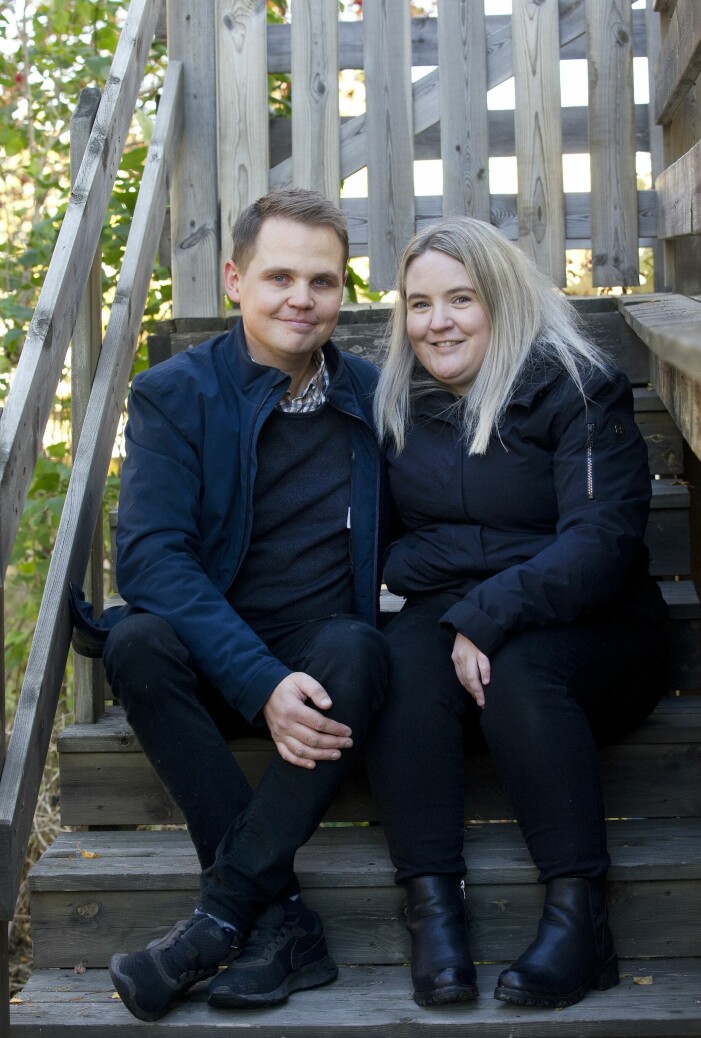 Martin var tveksam till att åka helt ensam på ett läger 70 mil bort. – Men min mormor sa: ”Du kanske träffar en söt liten tjej där”, säger Martin. Malin Törnblom och Martin Öhlin i Sandviken blev kära på ett av Barncancerfondens läger för tonåringar med cancer.