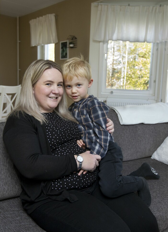 Malin ville först inte skaffa barn av rädsla att de också skulle få cancer, men enligt läkarna är risken enormt liten. Malin Törnblom i Sandviken med sonen Harry.