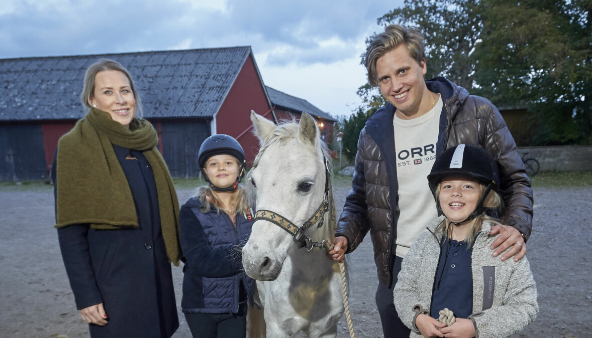 Stallet har varit systrarna Elsa och Ellens fristad under pandemin. Här tillsammans med mamma Emma och bonuspappa Linuz. Mamma Emma, Elsa, bonuspappa Linuz och Ellen Söderström vid familjens fristad under pandemin.