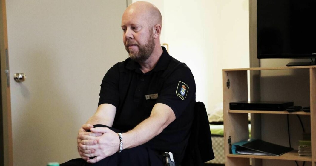 Om en av de intagna föder barn får barnet, förutsatt att de får godkännande, bo med mamman på anstalten berättar Anders Frense, kriminalvårdare och ledare för föräldragruppen. Foto: Cecilia Ahle Anders Frense, kriminalvårdare och ledare för föräldragruppen