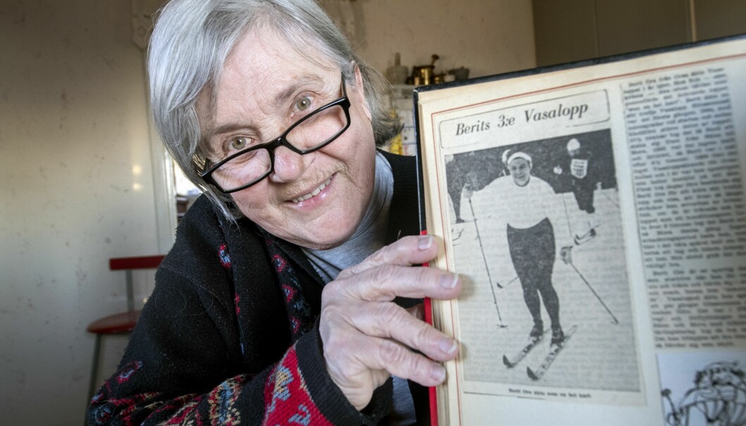 Elsbeth Wikström har berättat om sin mamma Berit Ors kamp föär kvinnans rätt att få köra Vasaloppet. Elisabeth Wikström visar upp tidningsklipp om sin mors som i hemlighet åkte Vasaloppet.
